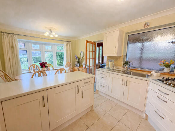 Paxton Close, Penpedairheol photo 4