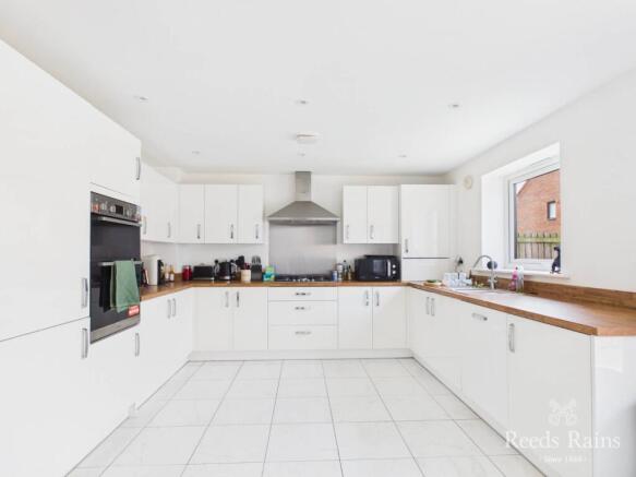 4 bed Detached for sale Image 7
