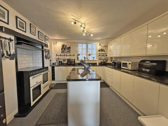 5 bed Terraced for sale Image 7