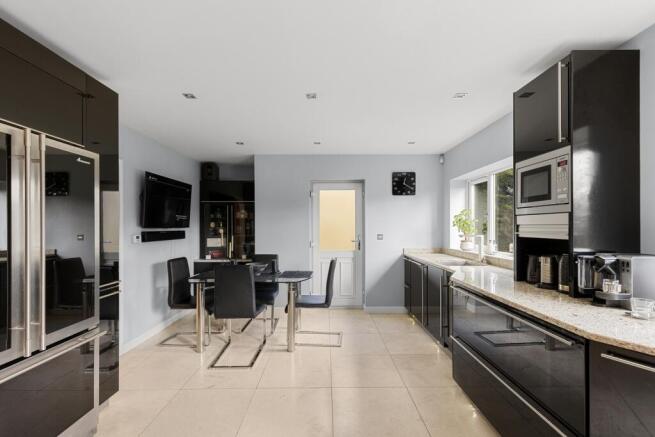 4 bed Detached for sale Image 8