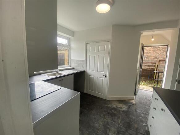 4 bed Semi-Detached to rent Image 7