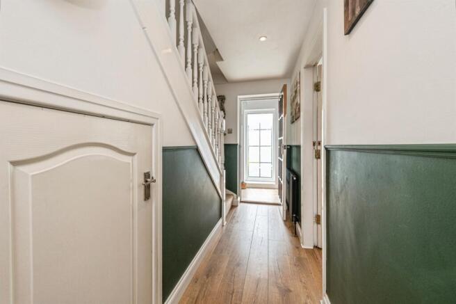5 bed Detached for sale Image 8