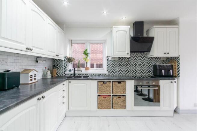 3 bed Semi-Detached for sale Image 4