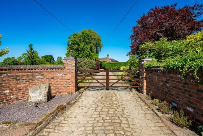 Electric entrance gates