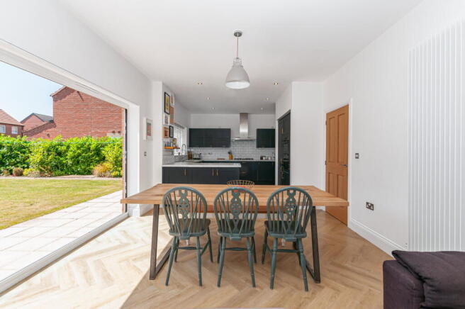 5 bed Detached for sale Image 6