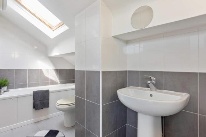 4 bed Flat to rent Image 5