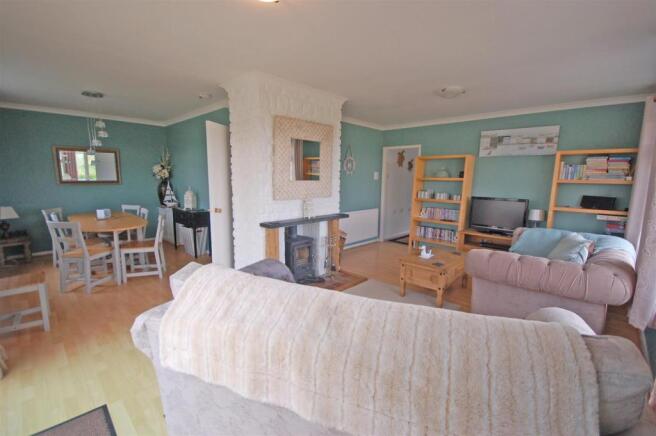 OPEN PLAN LOUNGE/DINING ROOM