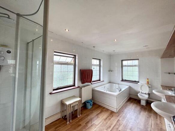 En-suite bathroom 