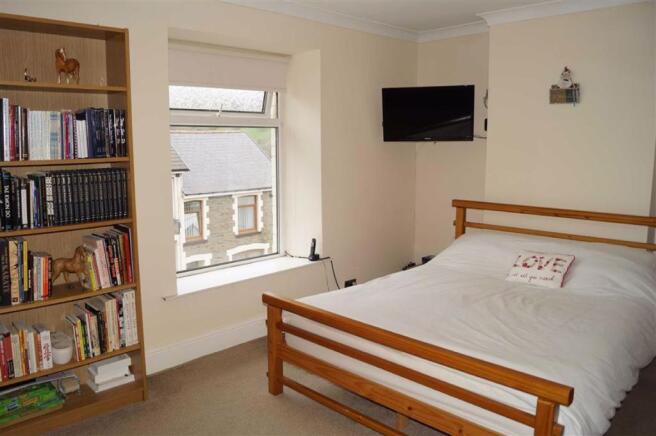 BEDROOM 1 (FRONT)