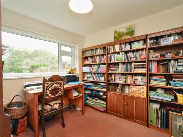 5 bed Detached for sale Image 11