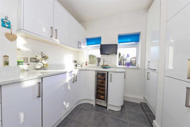 Kitchen 2.jpg