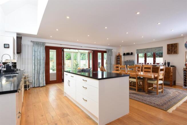 Kitchen dining.jpg