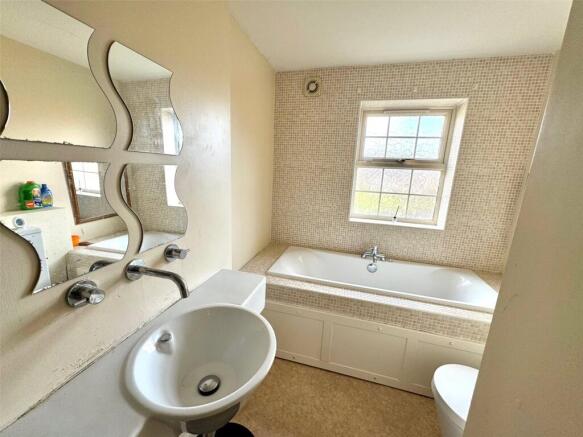 5 bed Town House for sale Image 9