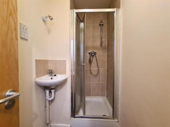 Ground Floor Shower Room - 48 Elizabeth Way