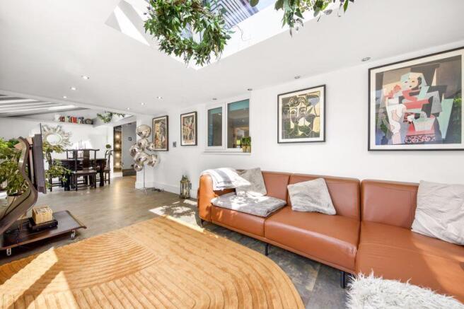 5 bed Detached for sale Image 6