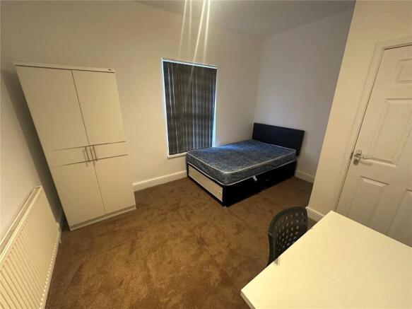 4 bed House to rent Image 9