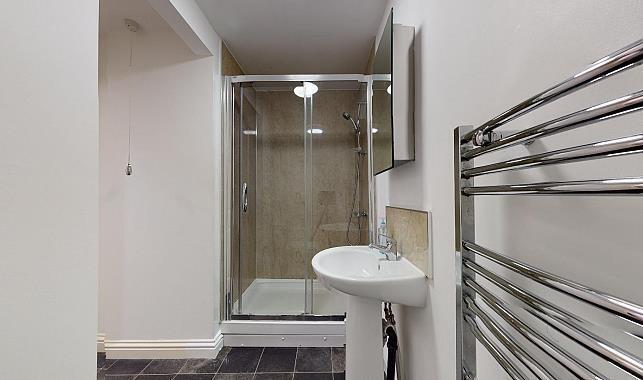 5 bed House to rent Image 8