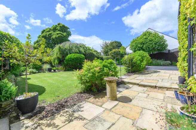 4 bed Detached for sale Image 8