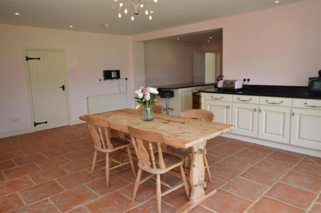Kitchen/ Dining Room