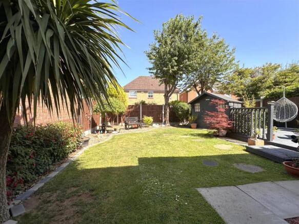 Lovely Landscaped Garden 842
