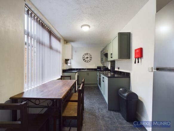 4 bed Town House to rent Image 11