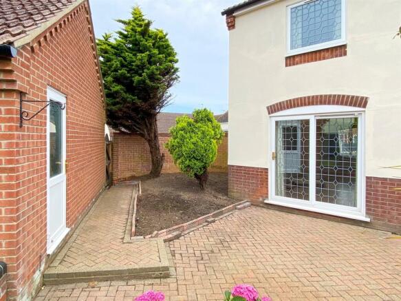 Garden between house & garage.jpg