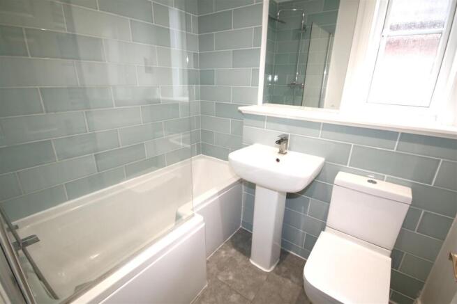 Family Bathroom a.JPG