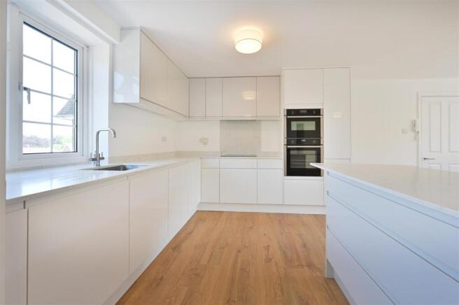 2 Amenbury Court-4.jpg