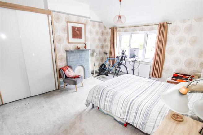 BEDROOM TWO (MIDDLE)