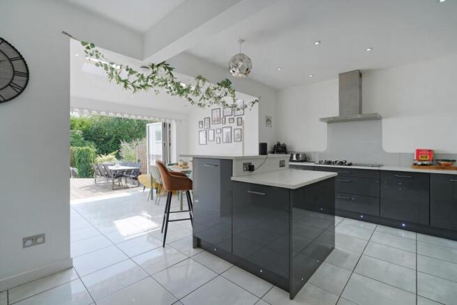 4 bed Semi-Detached for sale Image 4