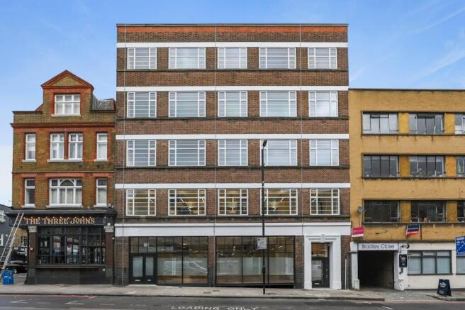 OLBC74WhiteLionStreet34.jpg