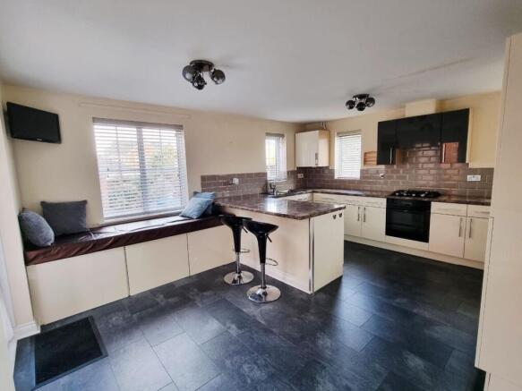 4 bed Detached to rent Image 4