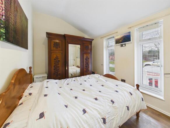 3 bed Mobile Home for sale Image 4