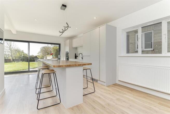 4 bed Detached for sale Image 7