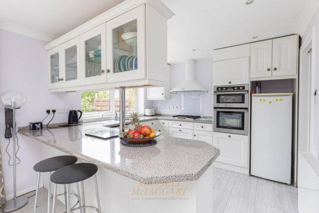 Bridgelands, Copthorne, RH10 photo 4