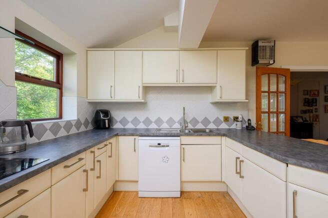 5 bed Detached for sale Image 9