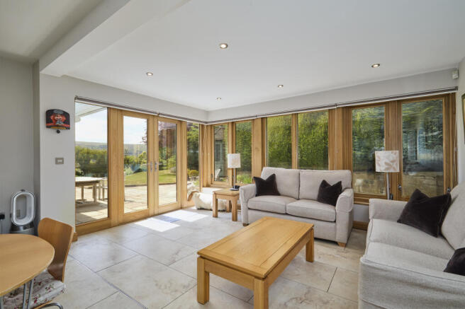 5 bed Bungalow for sale Image 11
