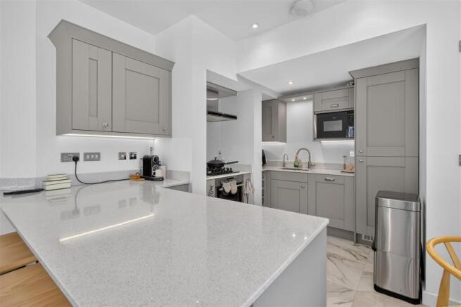 2 bed Apartment for sale Image 6