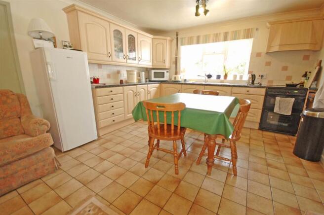 KITCHEN/DINING ROOM