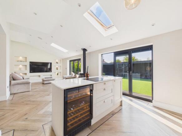 5 bed Detached for sale Image 7