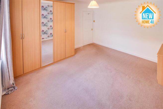MAIN BEDROOM:
