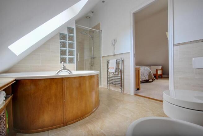 4 bed Detached for sale Image 6