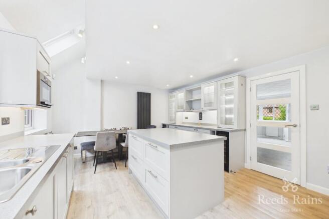 4 bed Detached for sale Image 5