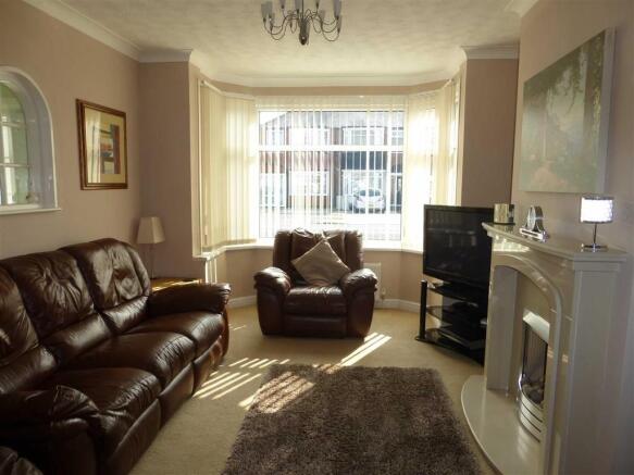 LOUNGE/DINING AREA