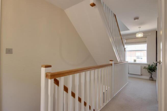 5 bed Detached for sale Image 11
