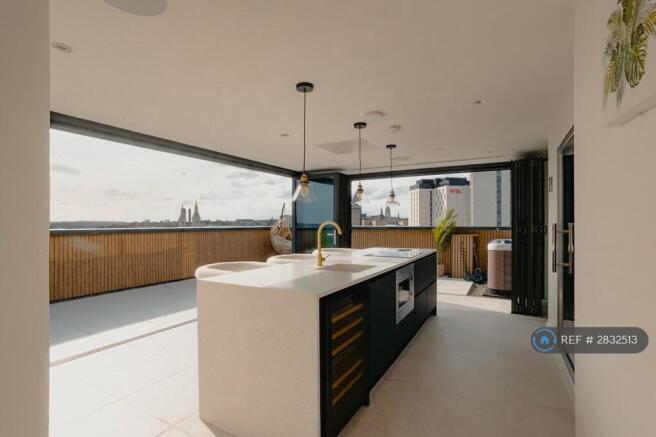 3 bed Penthouse to rent Image 10