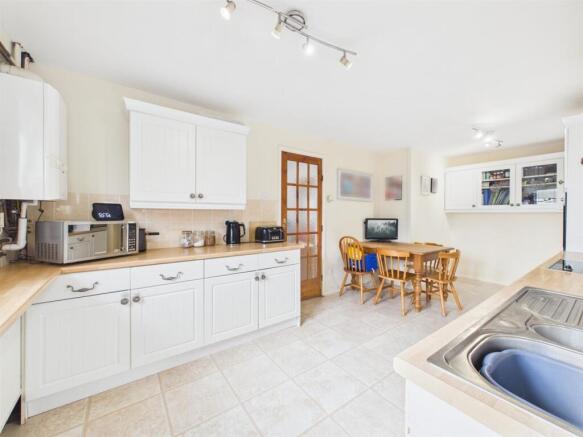 4 bed Semi-Detached for sale Image 4