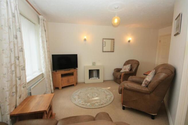 LOUNGE / DINING ROOM