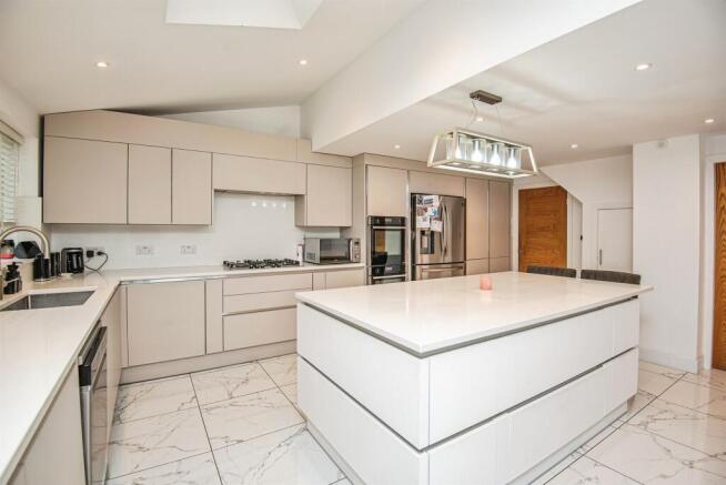 4 bed Detached for sale Image 8