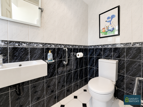 4 bed Detached for sale Image 9